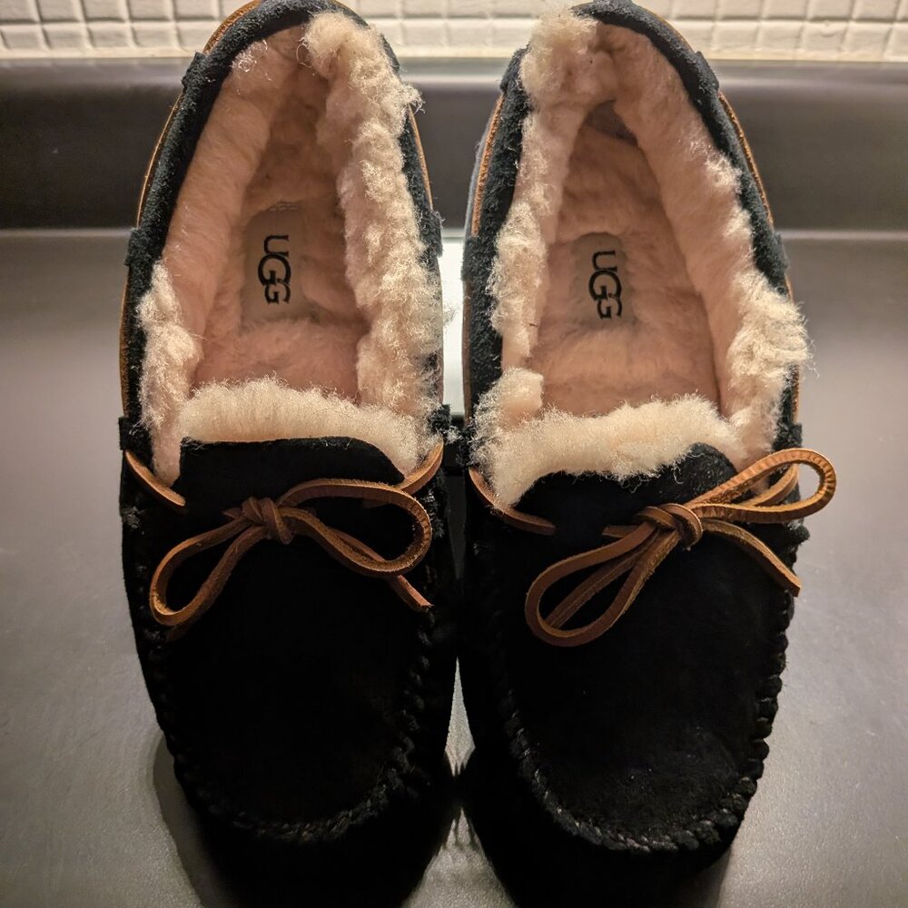 UGG DAKOTA BLACK SUEDE SHEEPSKIN MOCCASINS | US 6